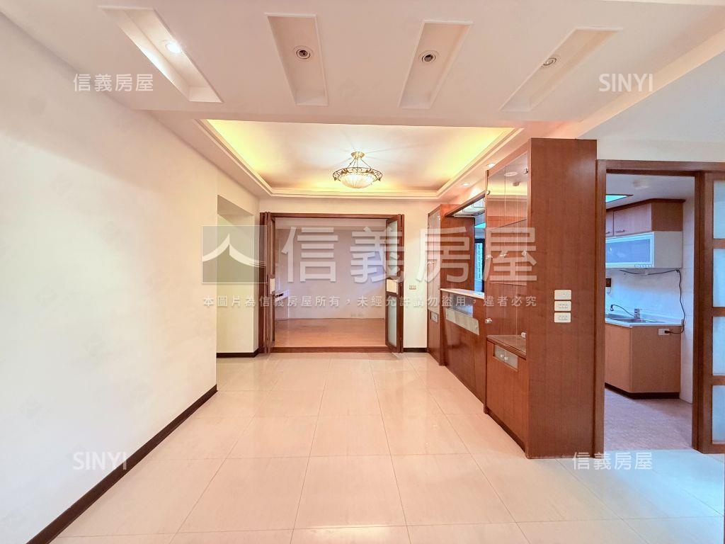 國泰建設英倫皇家三房車位房屋室內格局與周邊環境