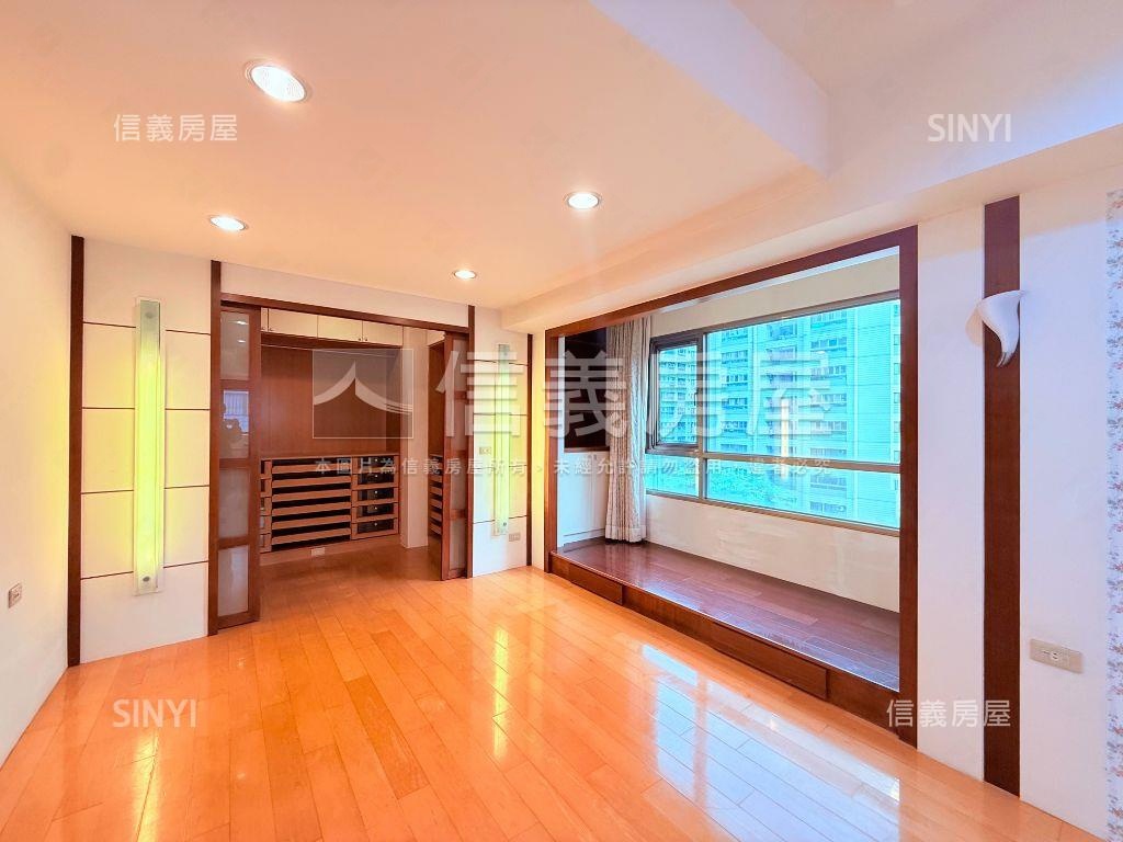 國泰建設英倫皇家三房車位房屋室內格局與周邊環境