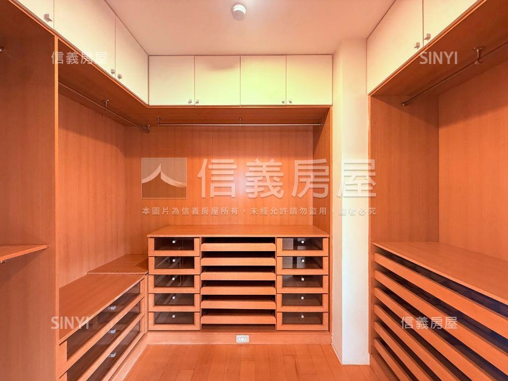 國泰建設英倫皇家三房車位房屋室內格局與周邊環境