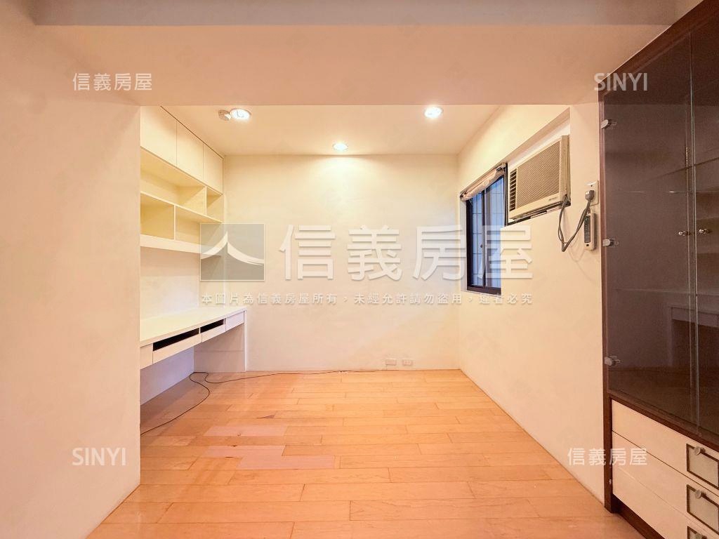 國泰建設英倫皇家三房車位房屋室內格局與周邊環境