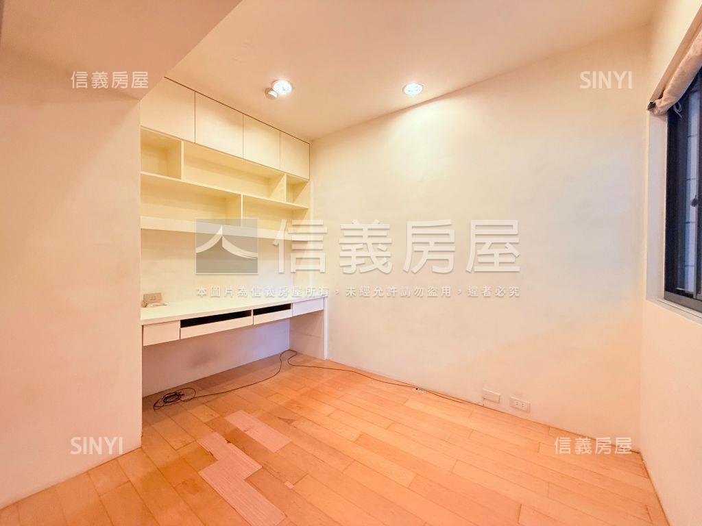 國泰建設英倫皇家三房車位房屋室內格局與周邊環境