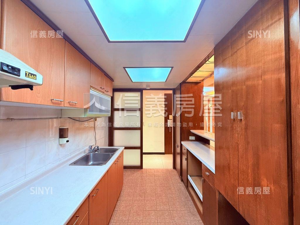 國泰建設英倫皇家三房車位房屋室內格局與周邊環境