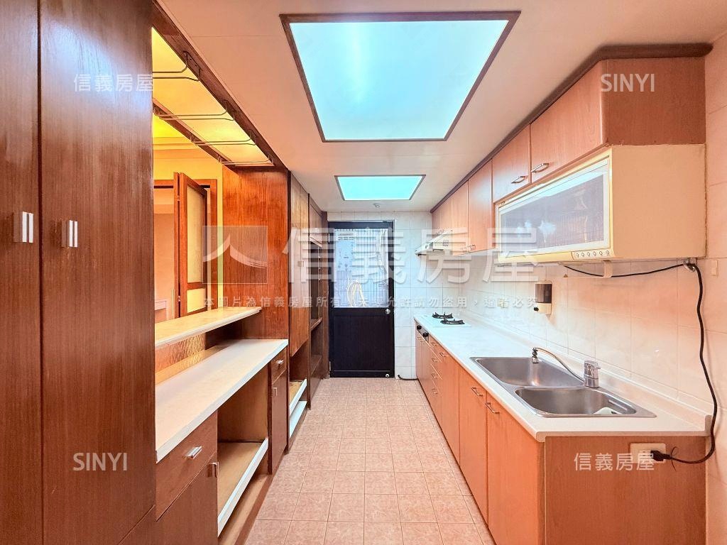 國泰建設英倫皇家三房車位房屋室內格局與周邊環境