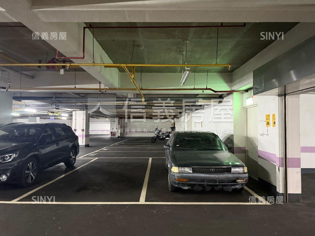 國泰建設英倫皇家三房車位房屋室內格局與周邊環境