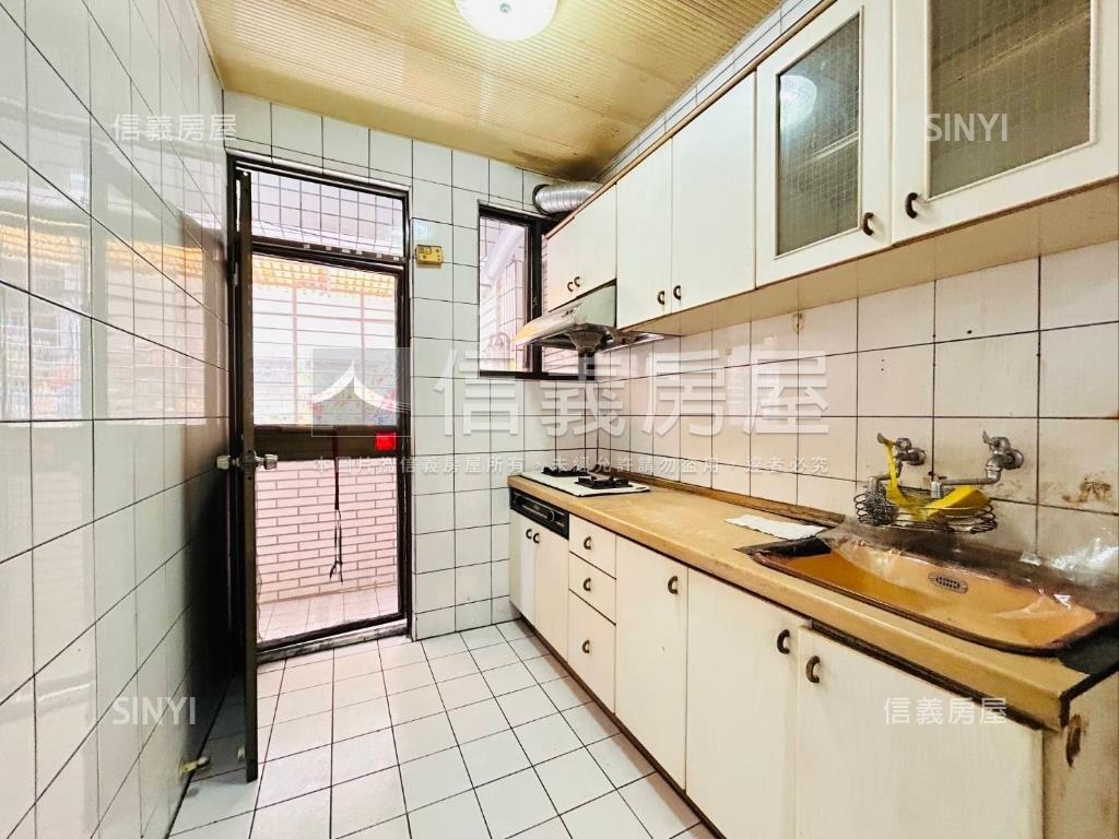 近徐匯捷運冠天下三房車位房屋室內格局與周邊環境