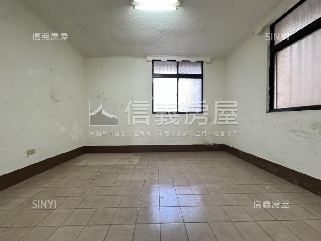 黃興正路朝南邊間透天房屋室內格局與周邊環境