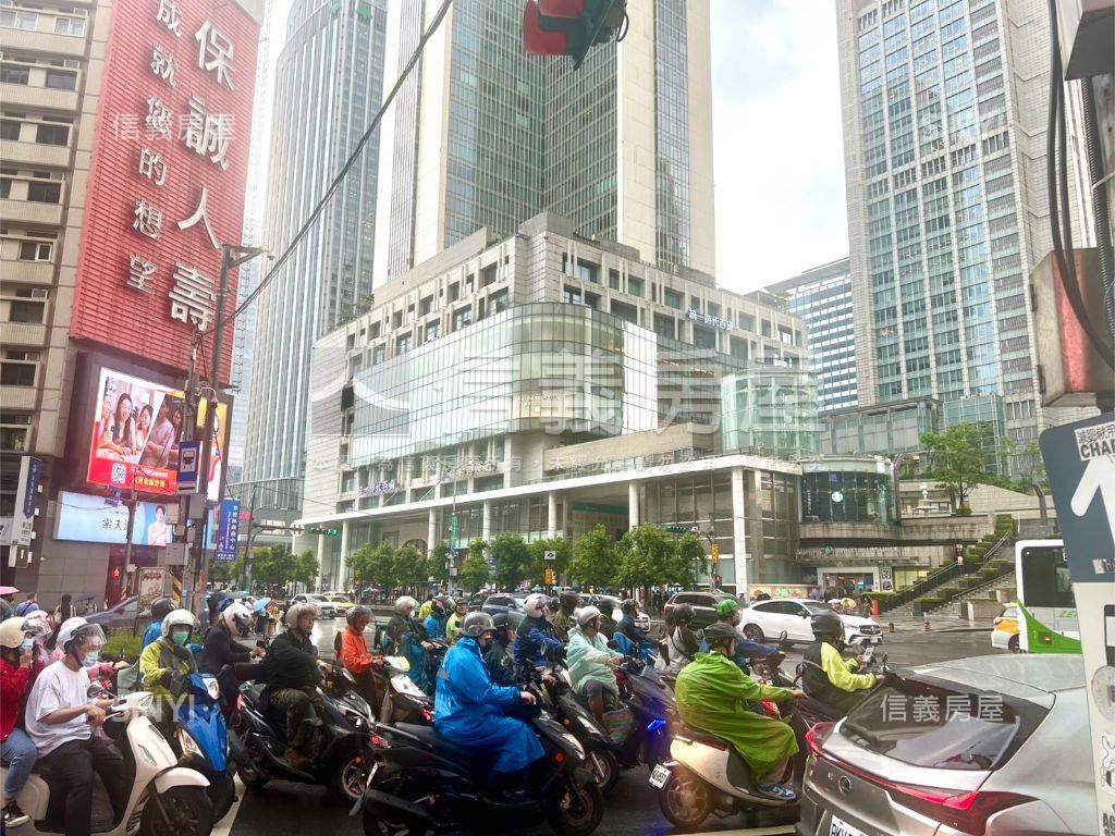 聯合報人潮面寬金店面急售房屋室內格局與周邊環境