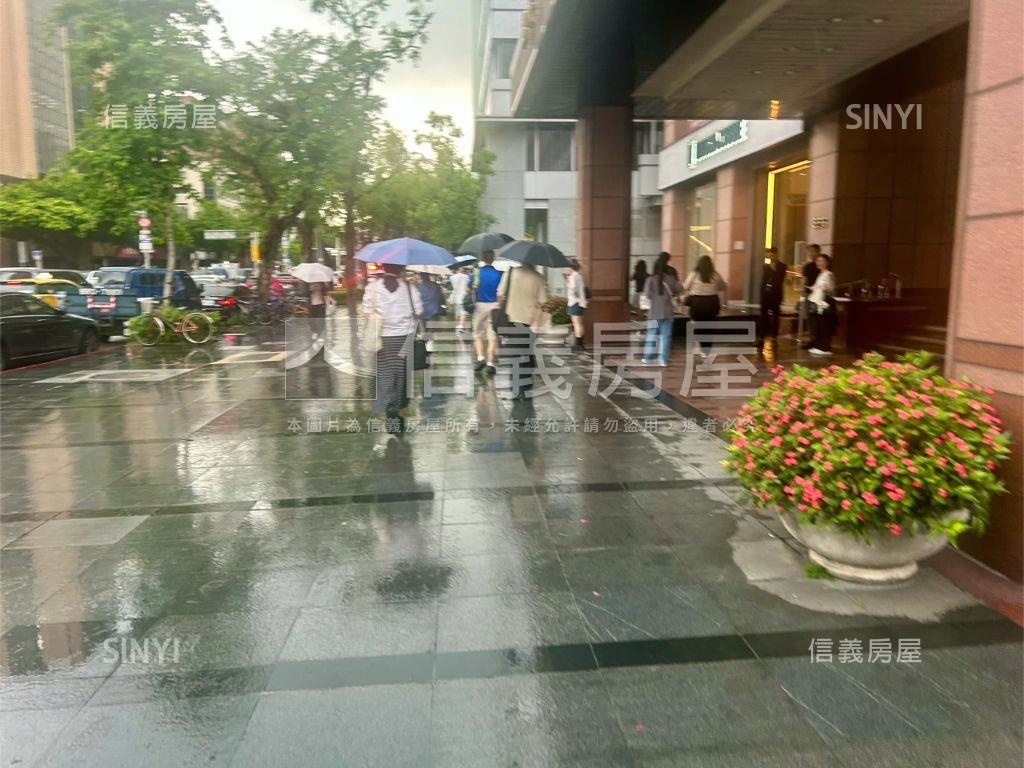 聯合報人潮面寬金店面急售房屋室內格局與周邊環境