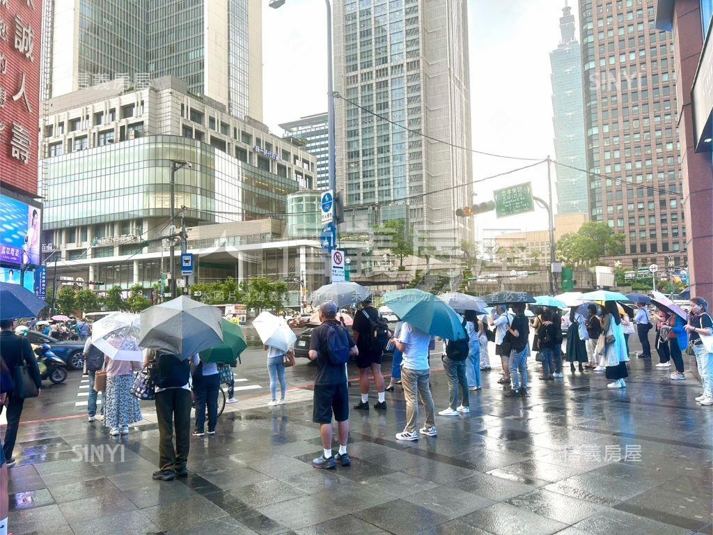 聯合報人潮面寬金店面急售房屋室內格局與周邊環境