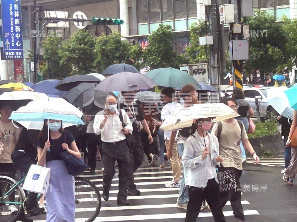 聯合報人潮面寬金店面急售房屋室內格局與周邊環境