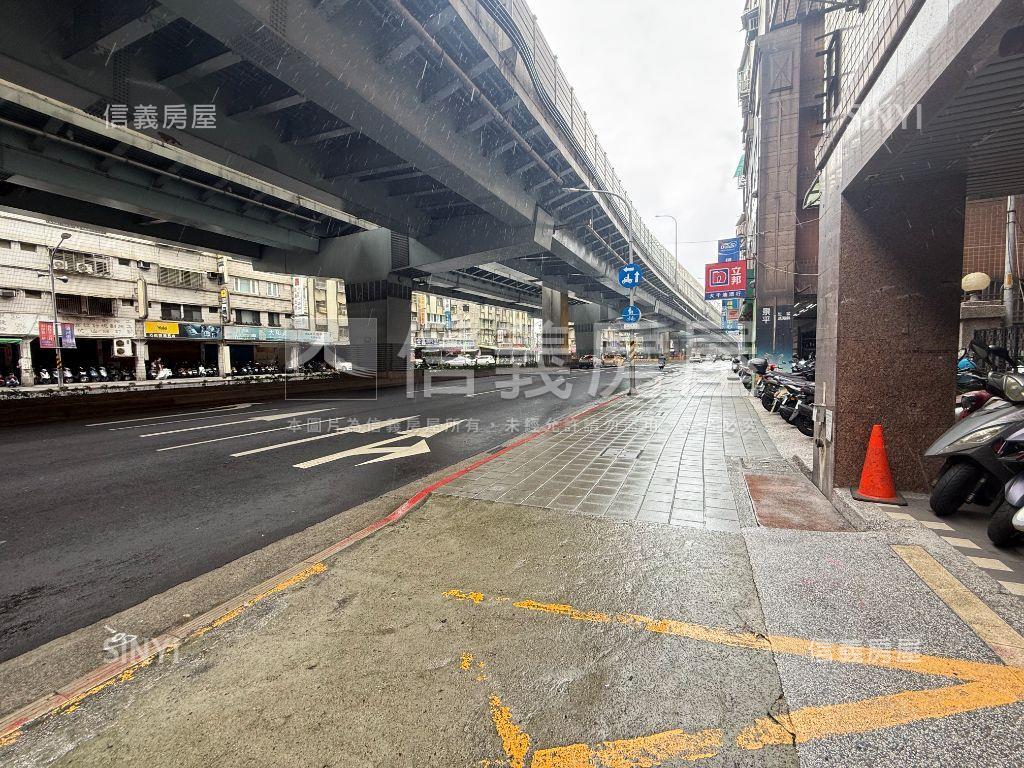 捷運雙層金店面房屋室內格局與周邊環境