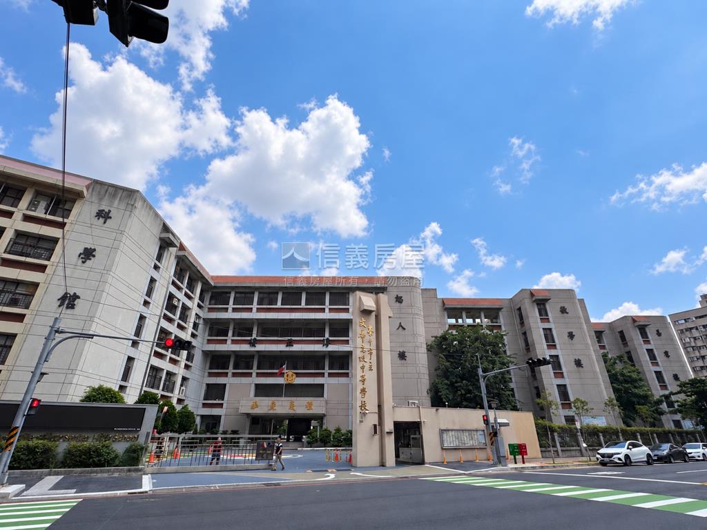 西屯區大面寬低總樓店房屋室內格局與周邊環境