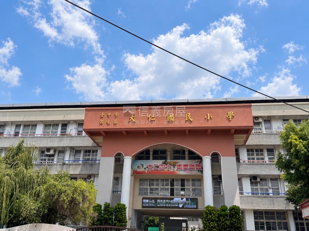 西屯區大面寬低總樓店房屋室內格局與周邊環境
