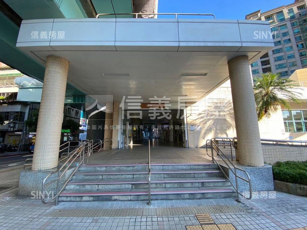 雙捷運人潮錢潮多多金店面房屋室內格局與周邊環境