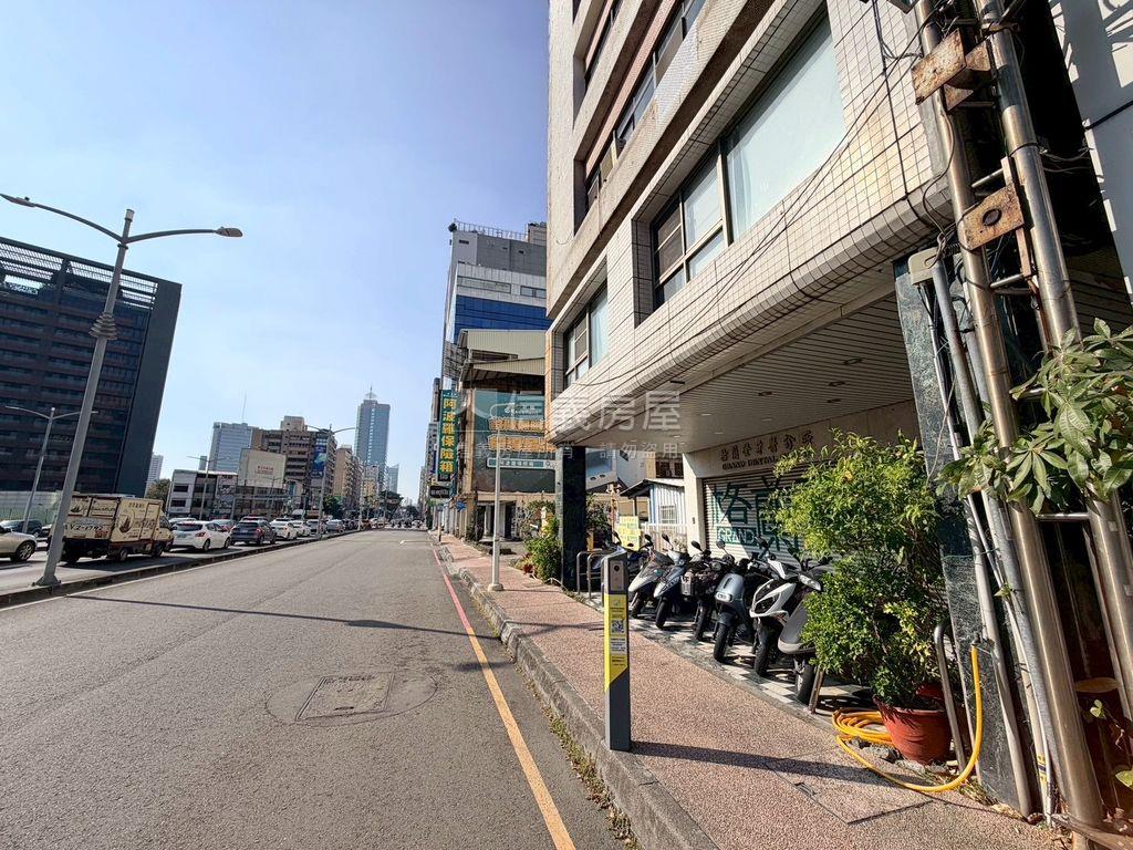正馬路大面寬店面房屋室內格局與周邊環境
