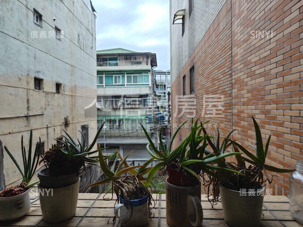 頂溪三房加車位房屋室內格局與周邊環境