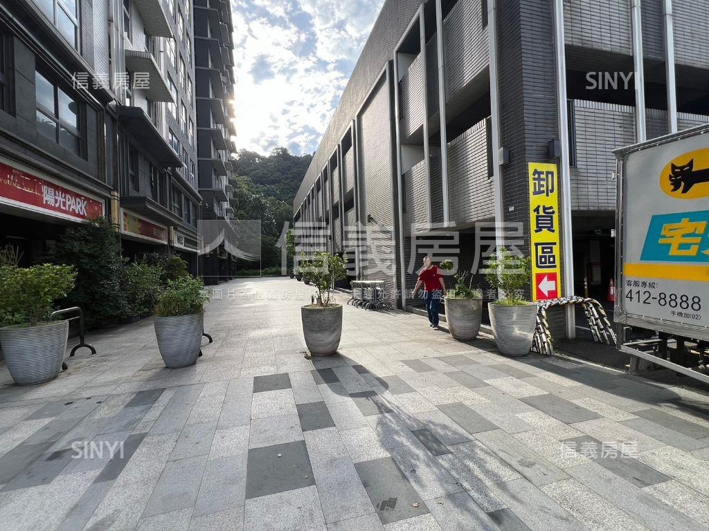 陽光邊間面寬挑高金店面房屋室內格局與周邊環境