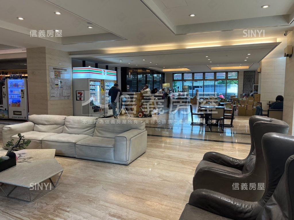 陽光邊間面寬挑高金店面房屋室內格局與周邊環境