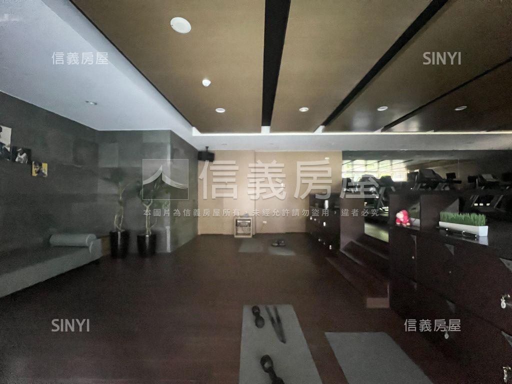 陽光邊間面寬挑高金店面房屋室內格局與周邊環境