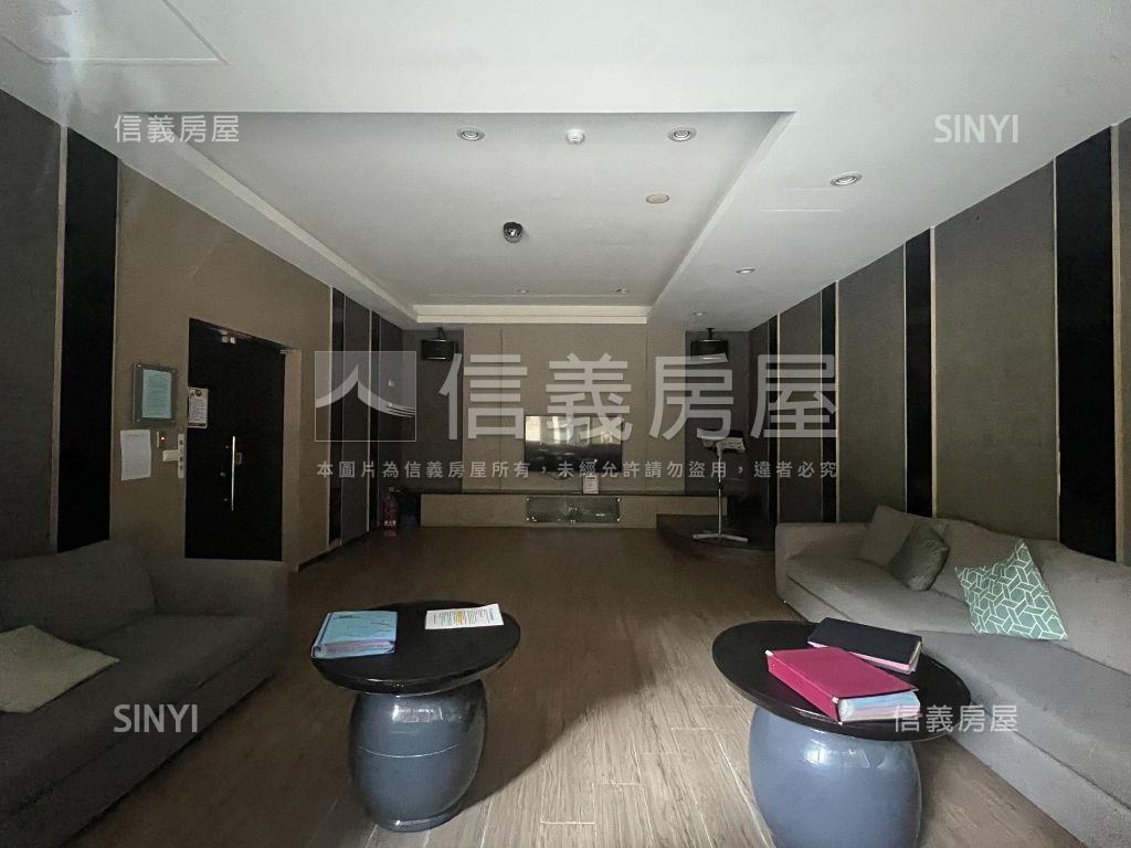 陽光邊間面寬挑高金店面房屋室內格局與周邊環境