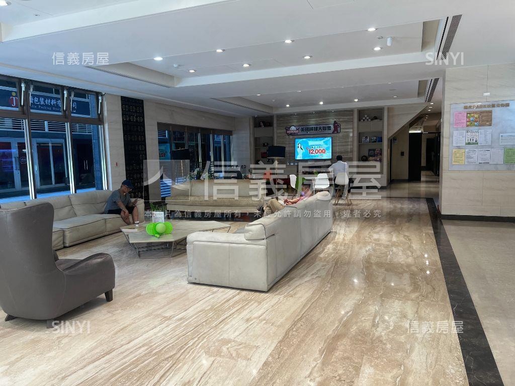 陽光邊間面寬挑高金店面房屋室內格局與周邊環境