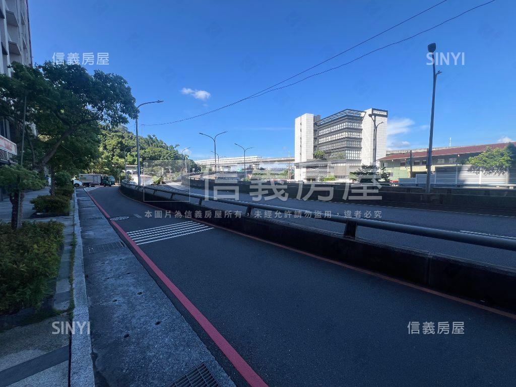 陽光邊間面寬挑高金店面房屋室內格局與周邊環境