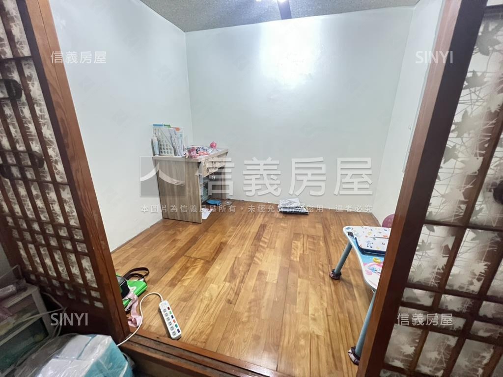 專任。大面寬約６米透天房屋室內格局與周邊環境