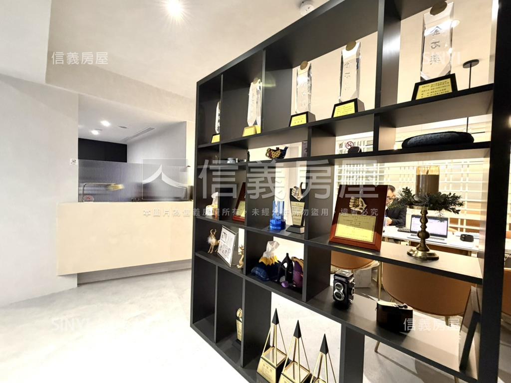 捷運ＡＩＴ稀有面寬店面房屋室內格局與周邊環境