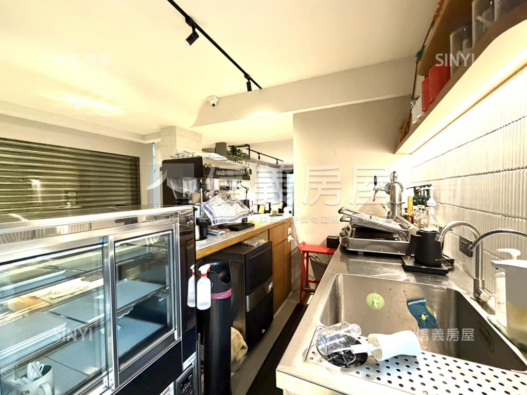 捷運ＡＩＴ稀有面寬店面房屋室內格局與周邊環境