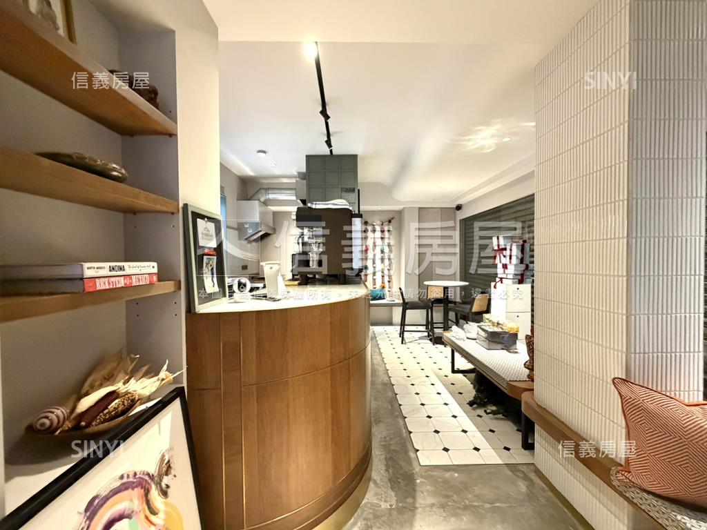 捷運ＡＩＴ稀有面寬店面房屋室內格局與周邊環境