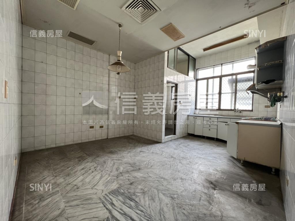 三多正路面寬醒目雙透店房屋室內格局與周邊環境