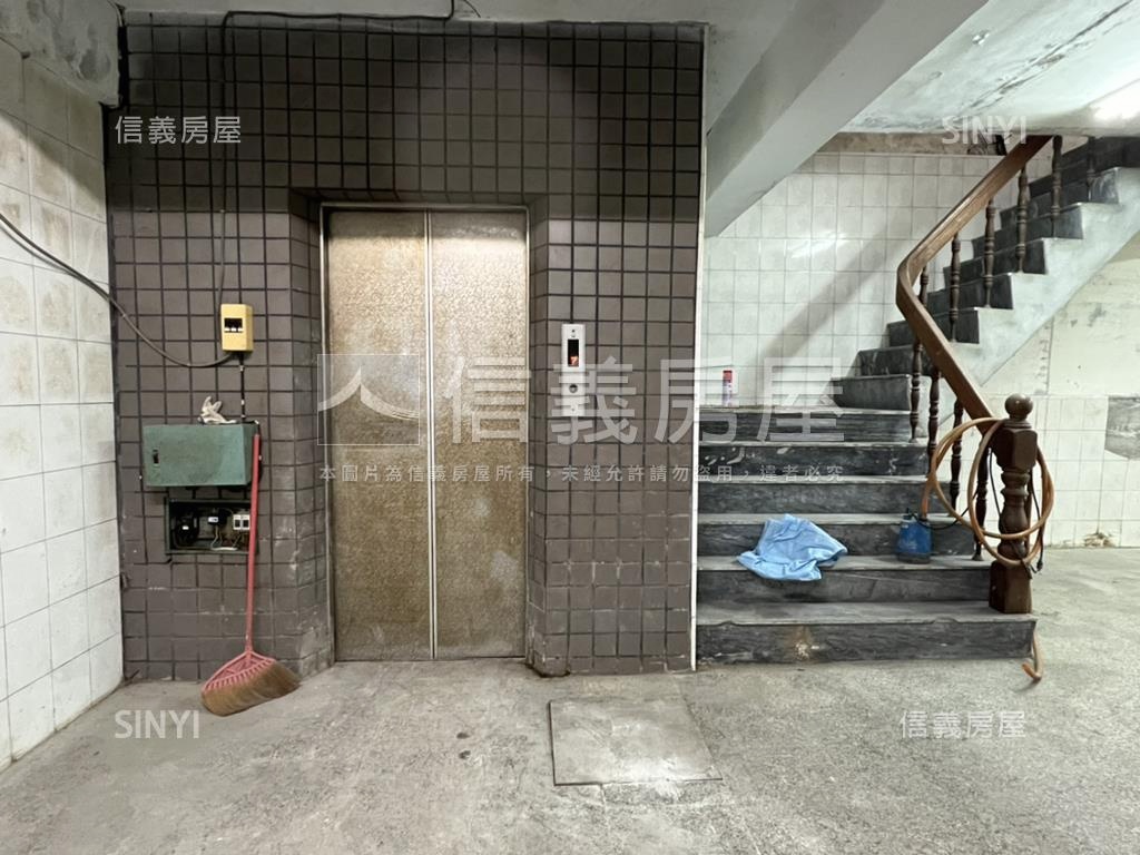 三多正路面寬醒目雙透店房屋室內格局與周邊環境
