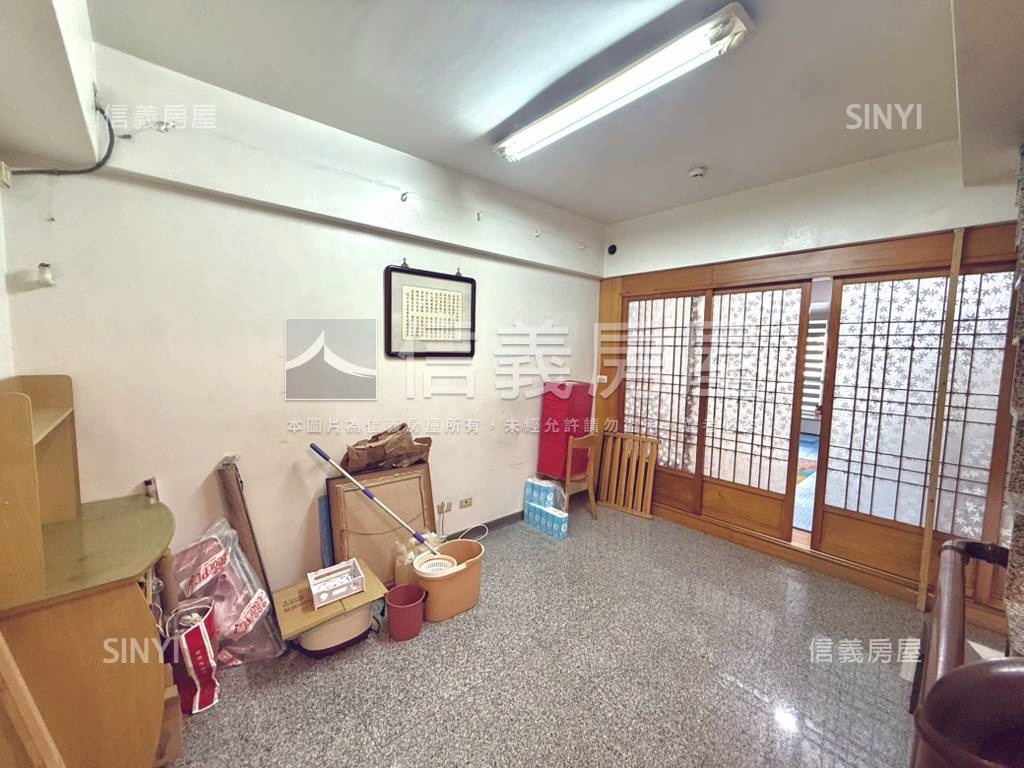 愛河旁熱鬧正路金透店房屋室內格局與周邊環境