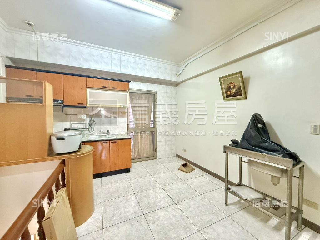 愛河旁熱鬧正路金透店房屋室內格局與周邊環境