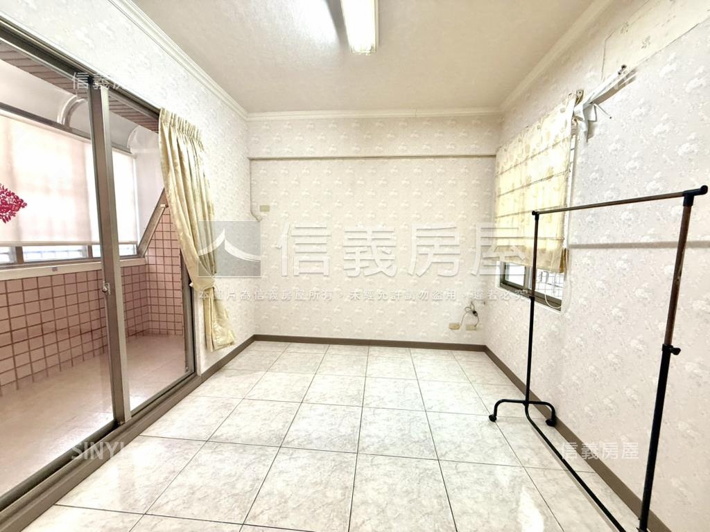 愛河旁熱鬧正路金透店房屋室內格局與周邊環境