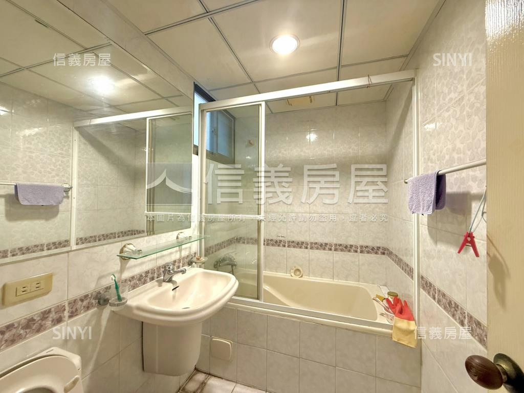 愛河旁熱鬧正路金透店房屋室內格局與周邊環境