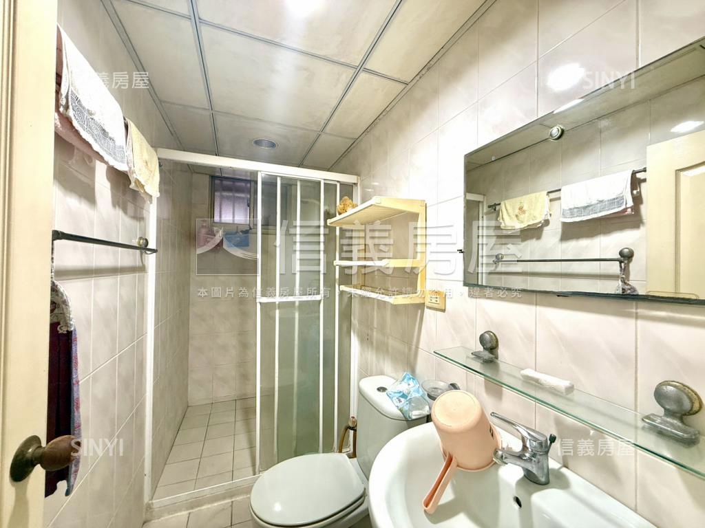 愛河旁熱鬧正路金透店房屋室內格局與周邊環境