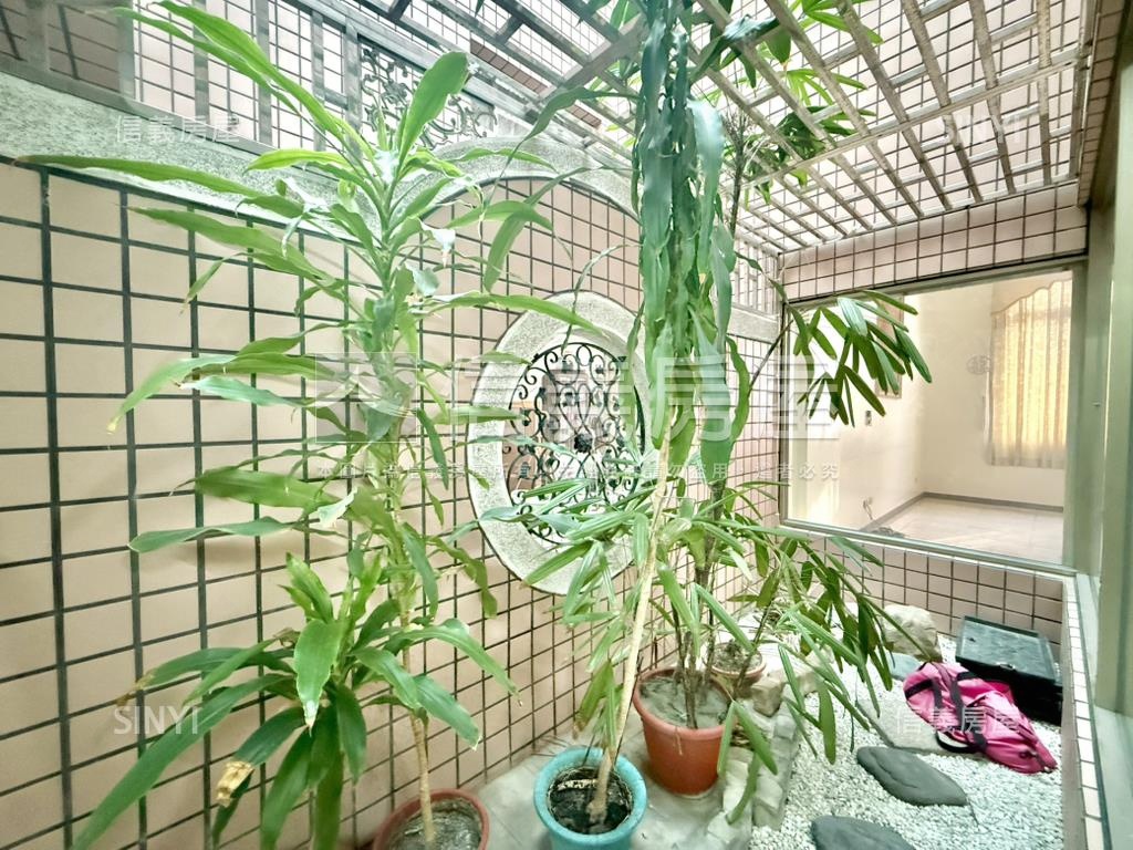 愛河旁熱鬧正路金透店房屋室內格局與周邊環境