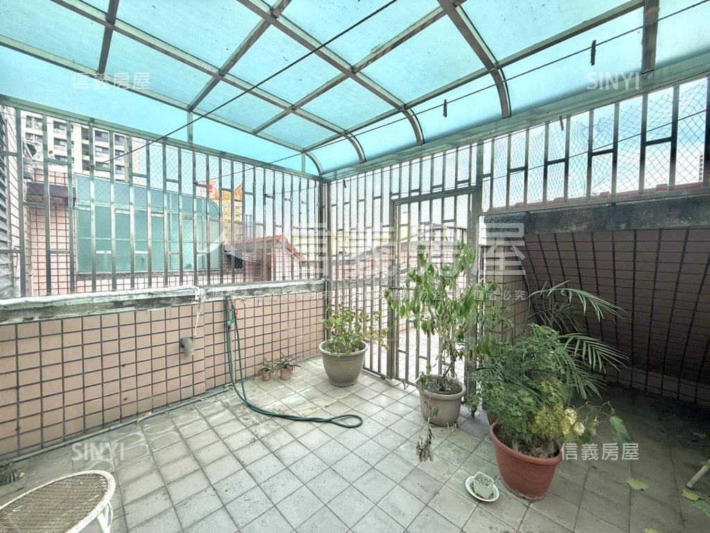 愛河旁熱鬧正路金透店房屋室內格局與周邊環境