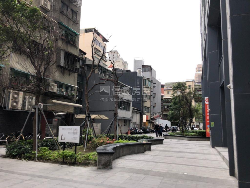 台北晶麒邊間三房頂樓戶房屋室內格局與周邊環境