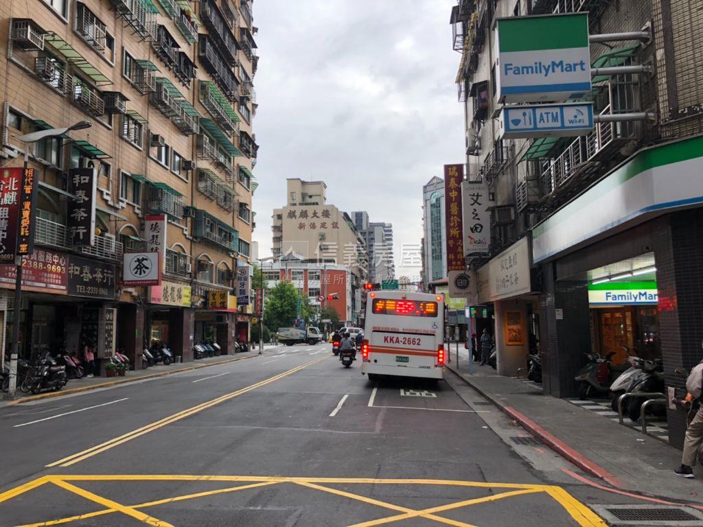 台北晶麒邊間三房頂樓戶房屋室內格局與周邊環境