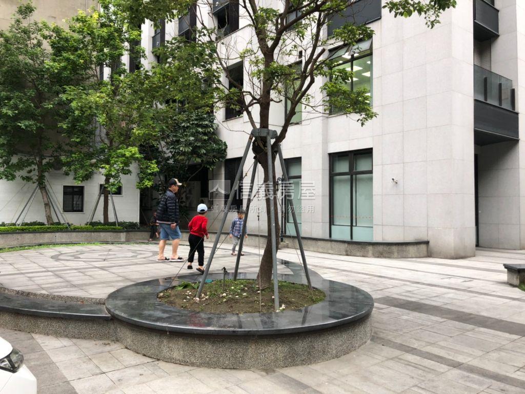 台北晶麒三房車位頂樓戶房屋室內格局與周邊環境