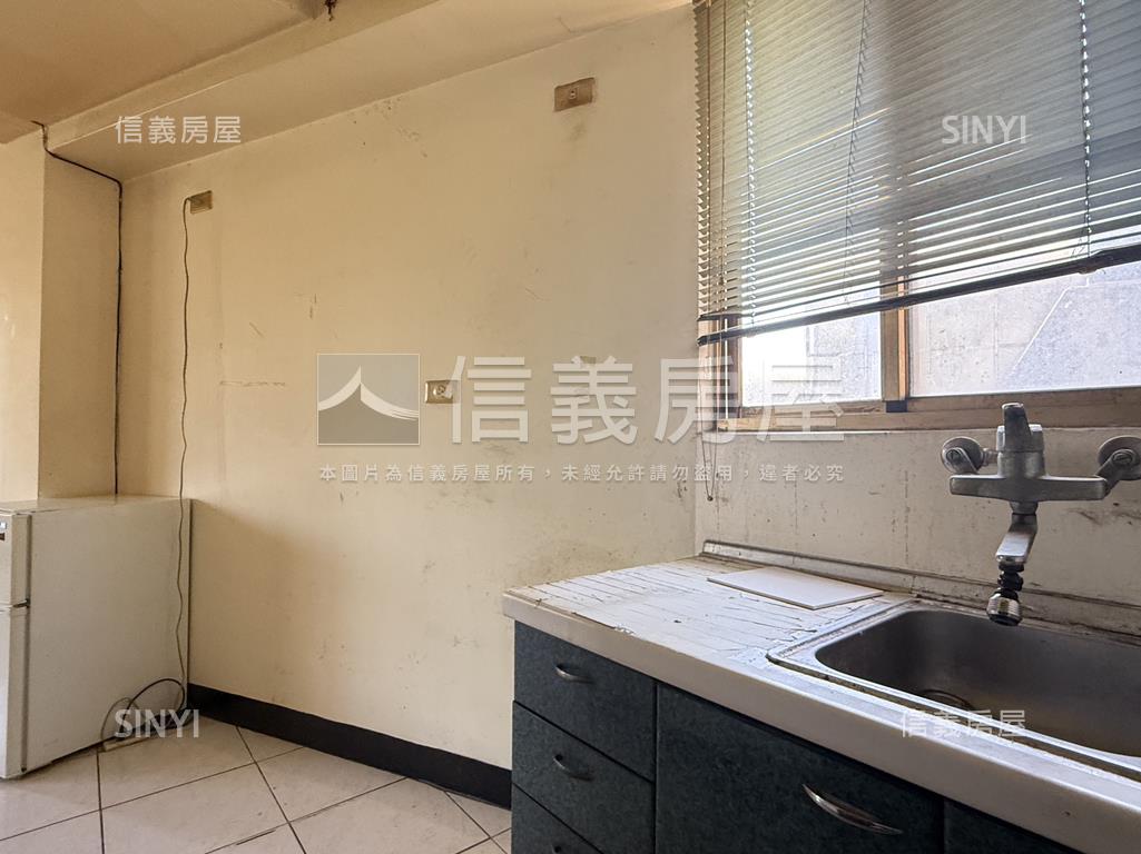近三重國小捷運邊間套房房屋室內格局與周邊環境