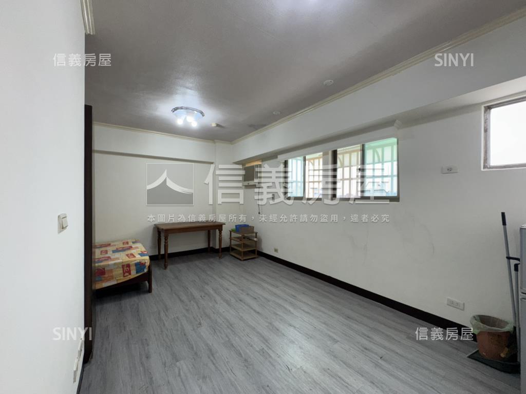 近Ａ２２捷運站大大大套房房屋室內格局與周邊環境