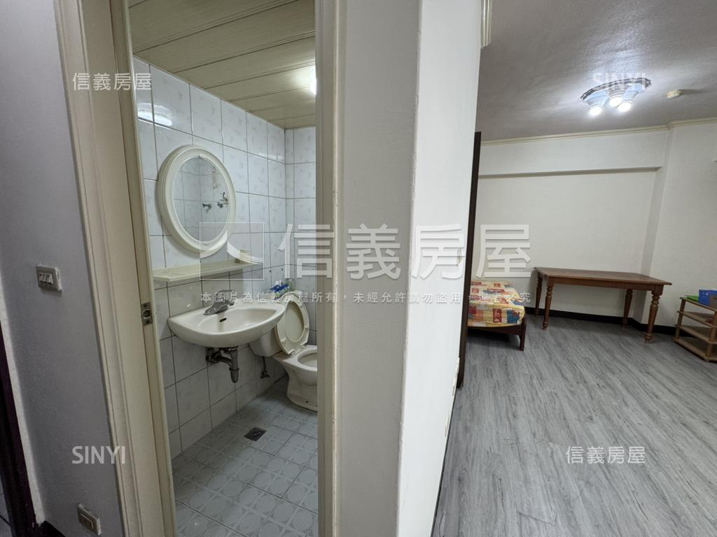 近Ａ２２捷運站大大大套房房屋室內格局與周邊環境