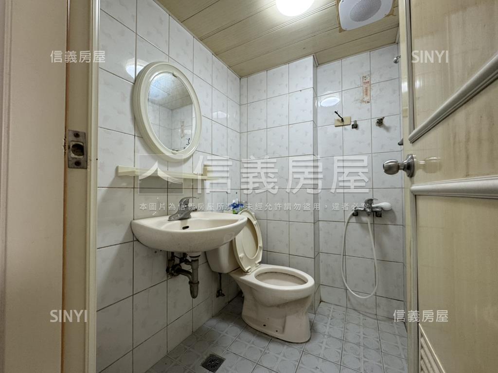 近Ａ２２捷運站大大大套房房屋室內格局與周邊環境