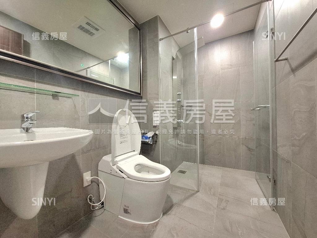 鳳甲商圈次高樓全新平車宅房屋室內格局與周邊環境