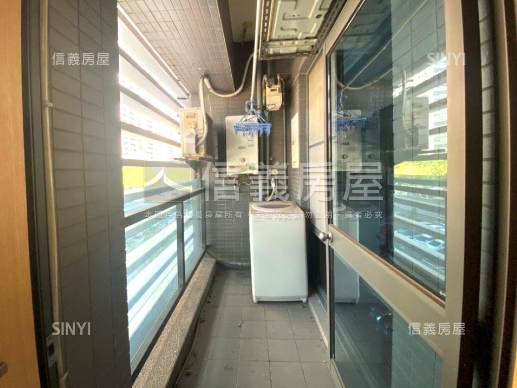 市政１０１雙車位稀有釋出房屋室內格局與周邊環境