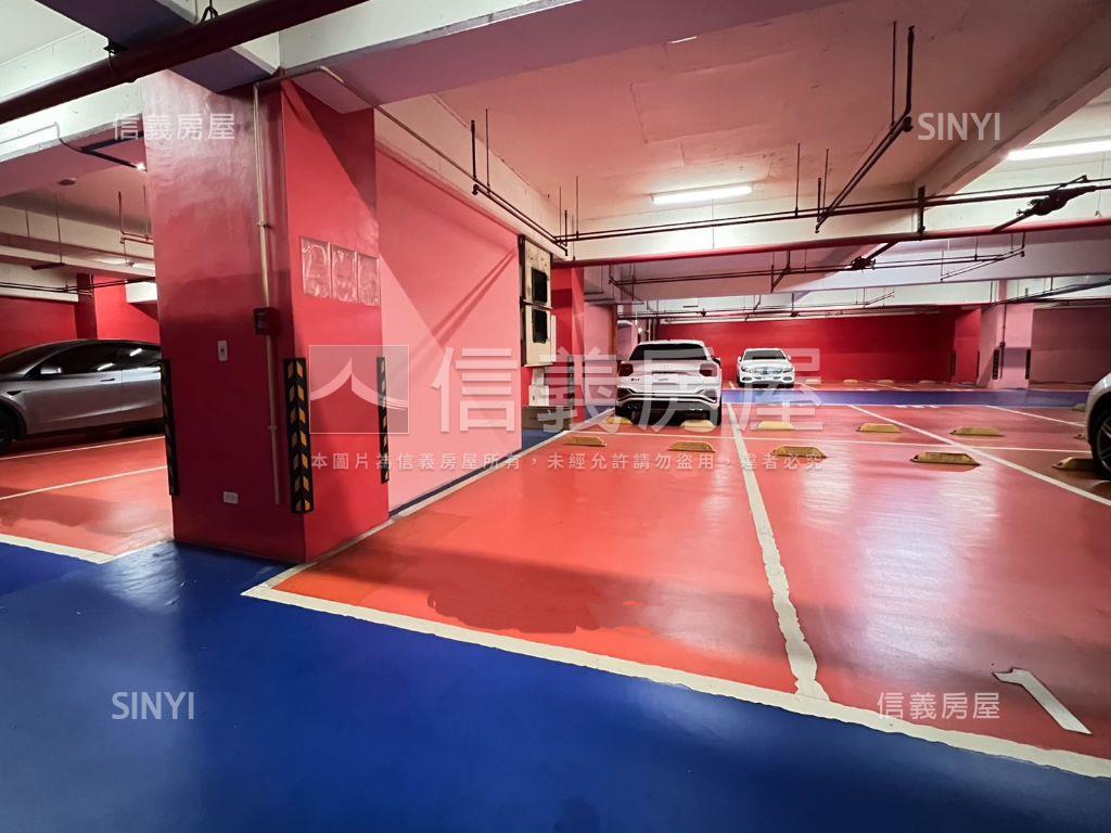 市政１０１雙車位稀有釋出房屋室內格局與周邊環境