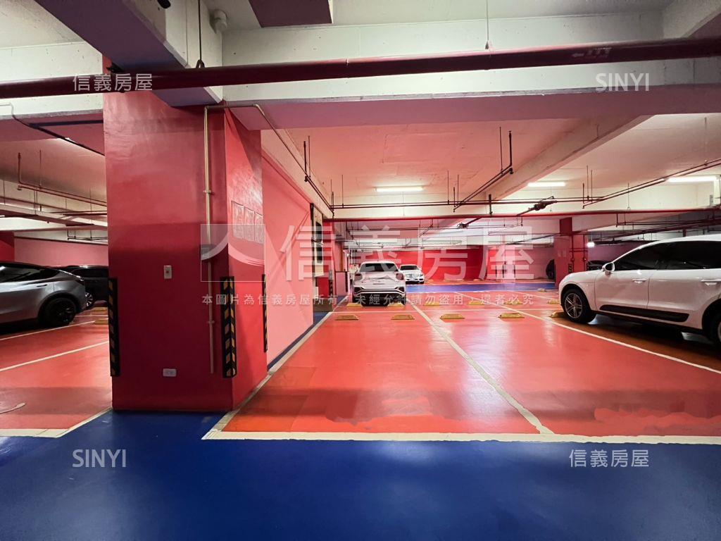 市政１０１雙車位稀有釋出房屋室內格局與周邊環境